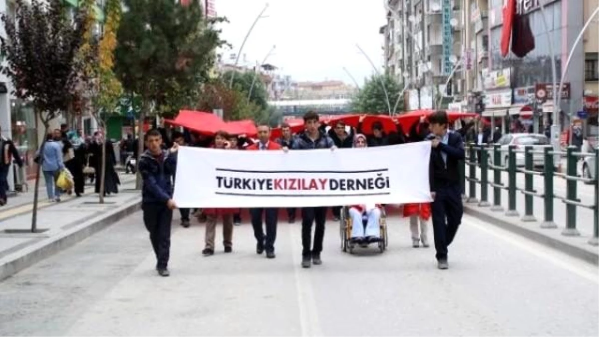 Tokat\'ta Kızılay Haftası Yürüyüşü