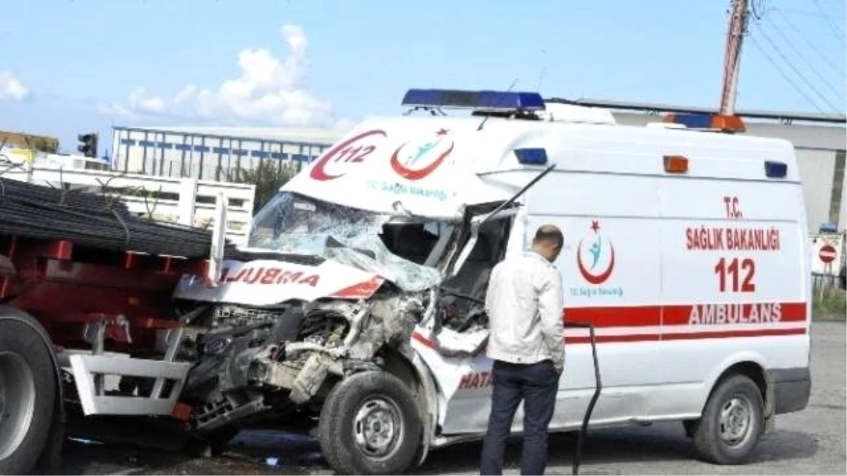 Hatay\'da Ambulans ile Otomobil Çarpıştı: 2\'si Çocuk 10 Yaralı