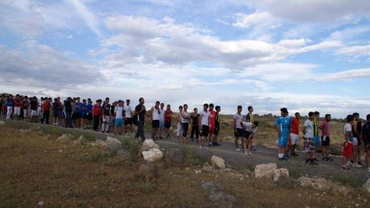Viranşehir\'de Dedelerinden Miras Kalan Mağarada Yaşıyorlar