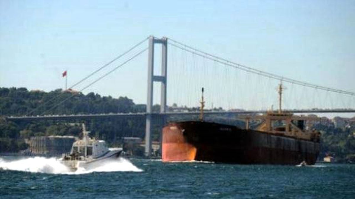 Dev İnşaat Gemisi İstanbul Boğazı\'ndan Geçiyor