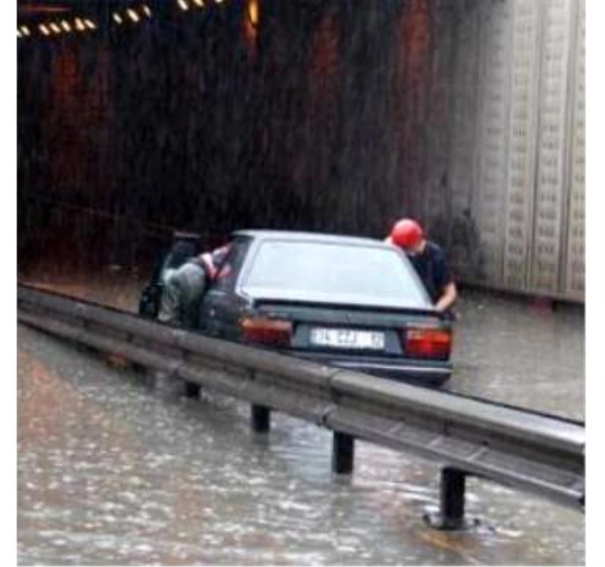 İstanbul\'da Etkili Olan Yağış Hayatı Olumsuz Etkiledi