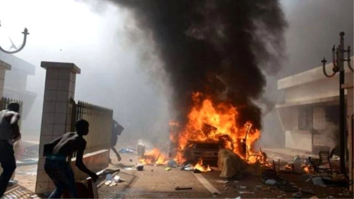 Burkino Faso\'da Halk Parlamentoyu Ateşe Verdi