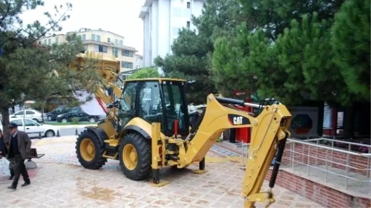 Çerkezköy Belediyesi, Satın Aldığı Kepçeyi Sergiledi