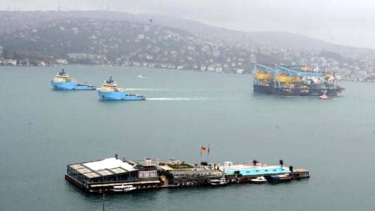 Dev İnşaat Gemisi, İstanbul Boğazı\'ndan Geçti