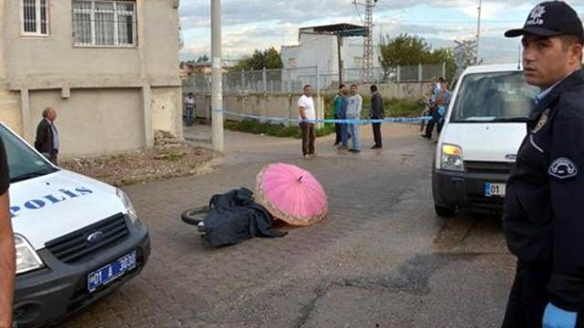 Gözü Dönmüş Şahıs, Tanınmamak İçin Kara Çarşaf Giydi, 2 Kişiyi Vurdu
