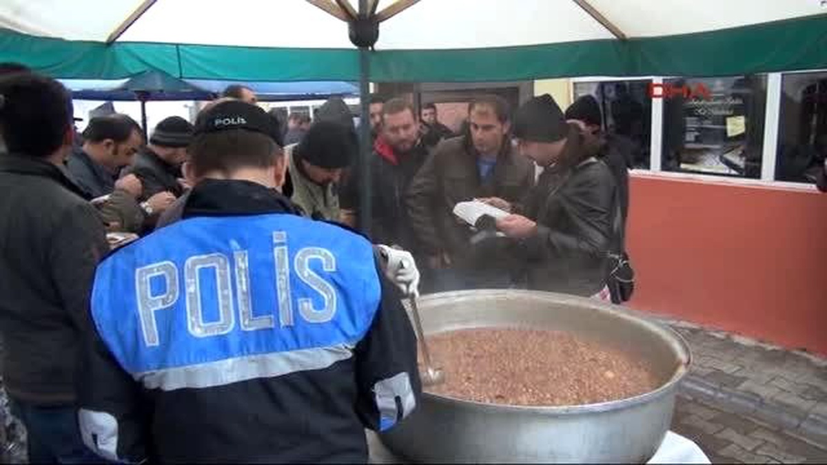 Hakkari\'de Polisten Vatandaşa Aşure