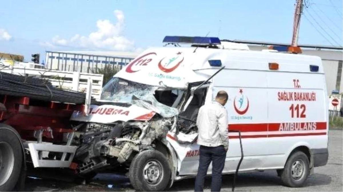 Hatay\'da Hasta Taşıyan Ambulans Kaza Yaptı: 7 Yaralı