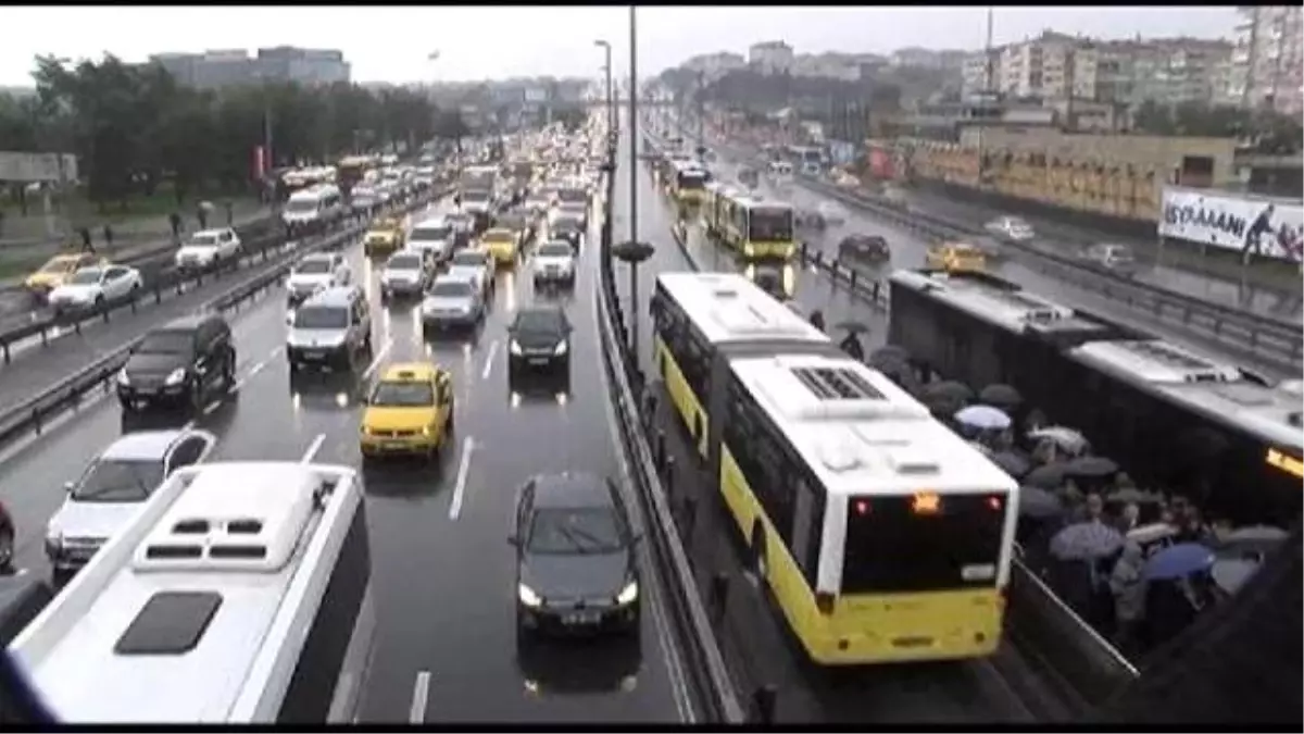 İstanbul Güne Yoğun Trafik ve Kazalarla Başladı