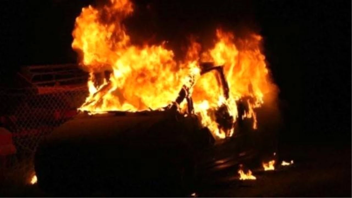 Kırıkkale\'de Park Halindeki Otomobil Yandı