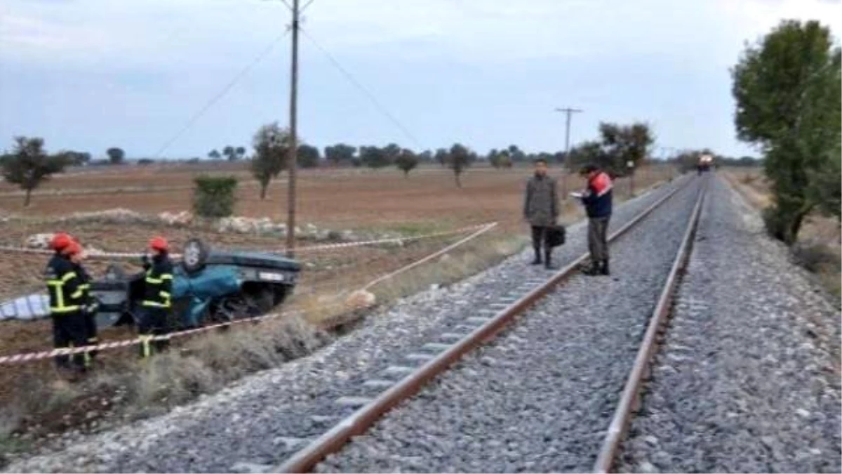 Lokomotif, Otomobili Altına Alıp 50 Metre Sürükledi: 2 Ölü (2)