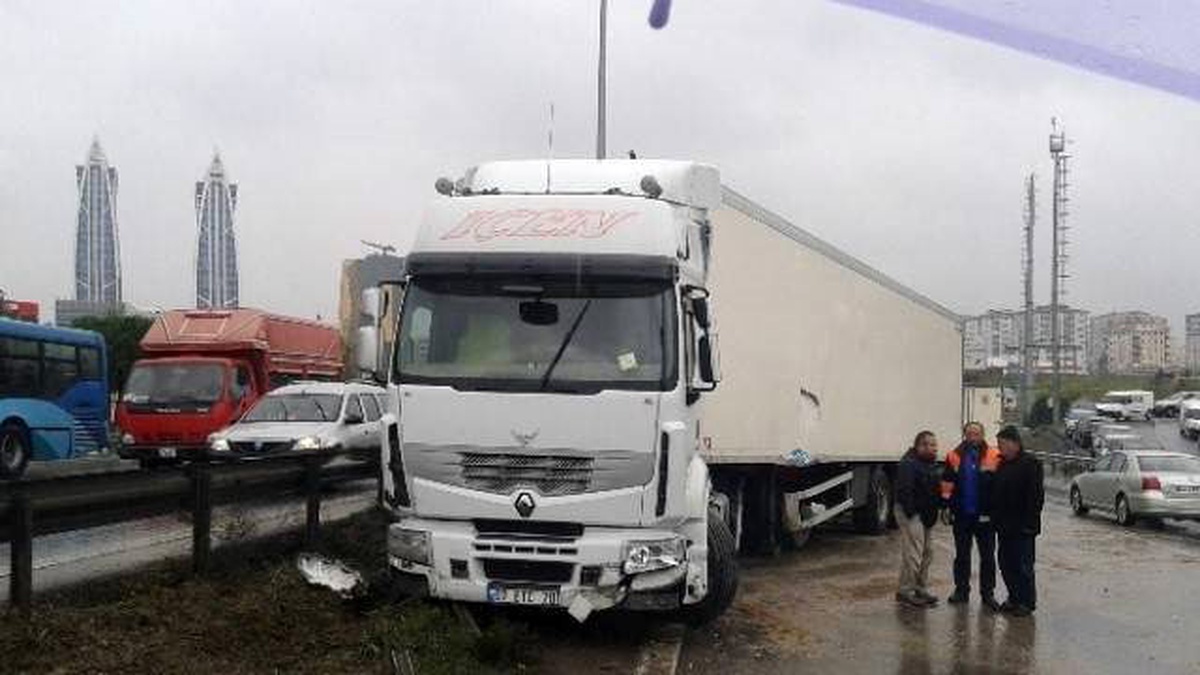 Maltepe\'de Trafiği Felç Eden Tır Kazası
