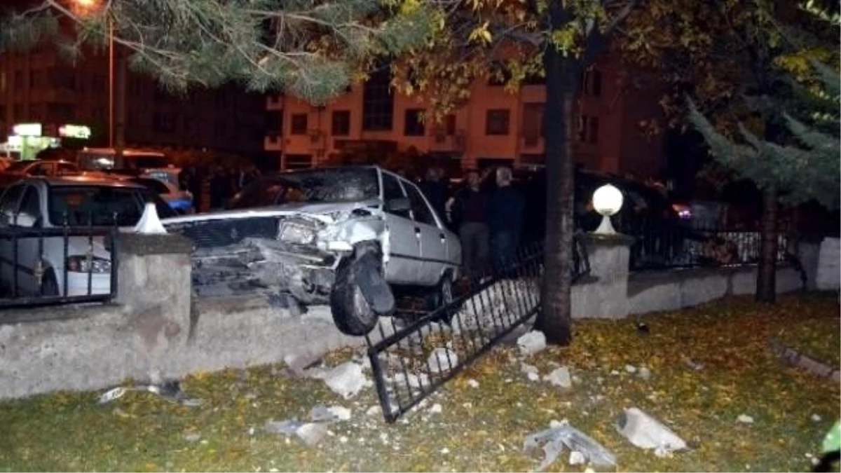 Kayseri\'de Otomobil Önce Kadına Sonra Duvara Çarptı