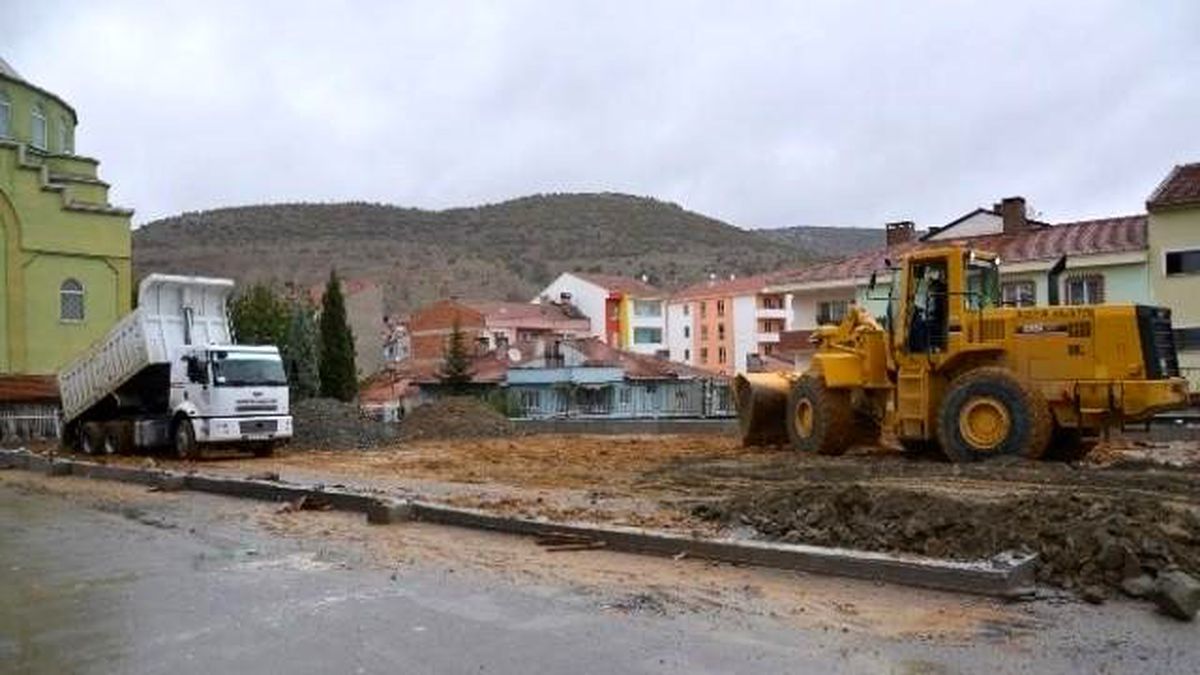 Saffet Şeker Ortaokulu\'na Sentetik Saha