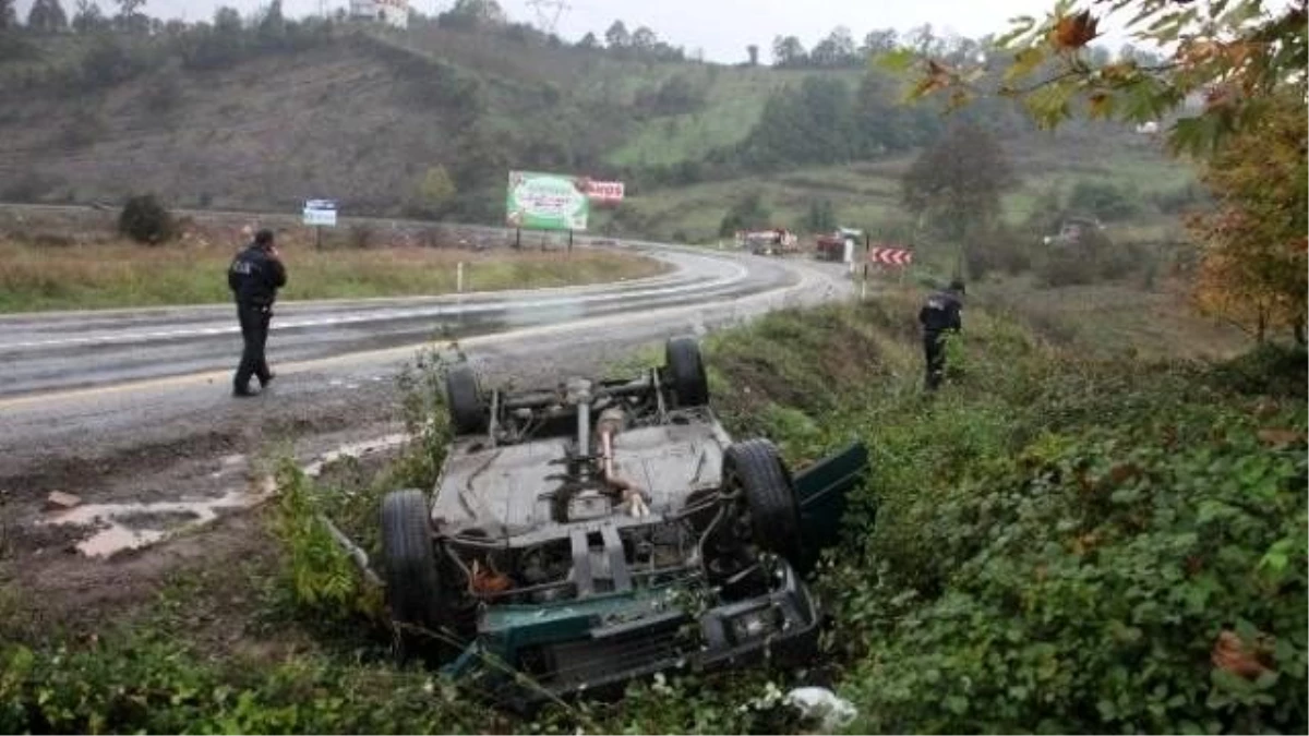 Yoldan Çıkan Otomobil Şarampole Yuvarlandı: Üç Yaralı