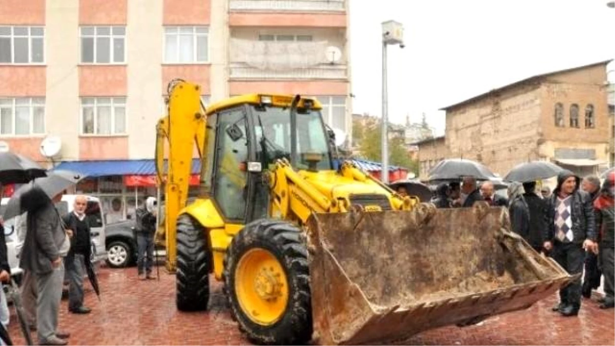 AKP\'li Belediye, CHP\'li Belediye\'den Kepçesini Geri Aldı