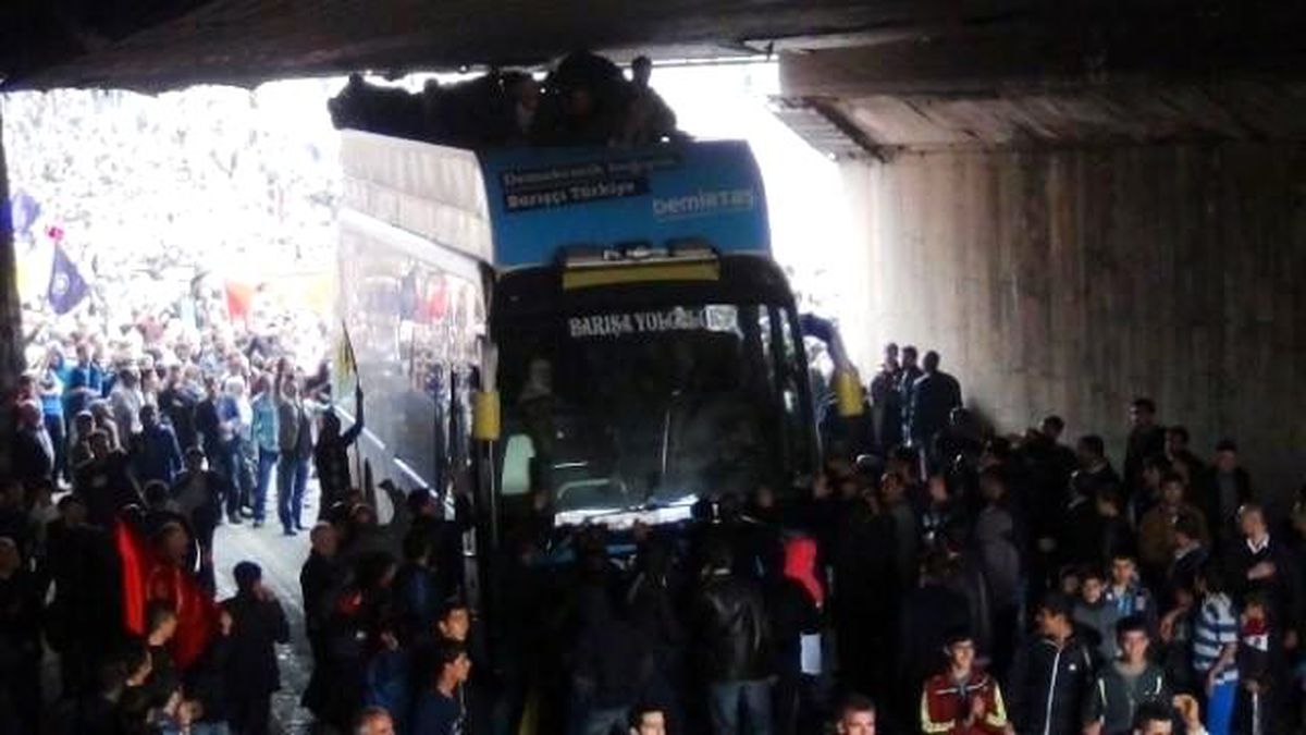 DBP Otobüsünün Üzerindeki Gazeteciler Zor Anlar Yaşadı