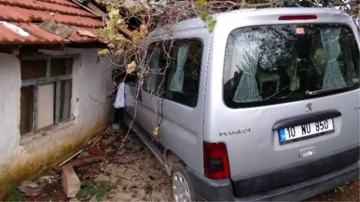 Düğün Konvoyundaki Araç Freni Boşalınca Boş Eve Girdi