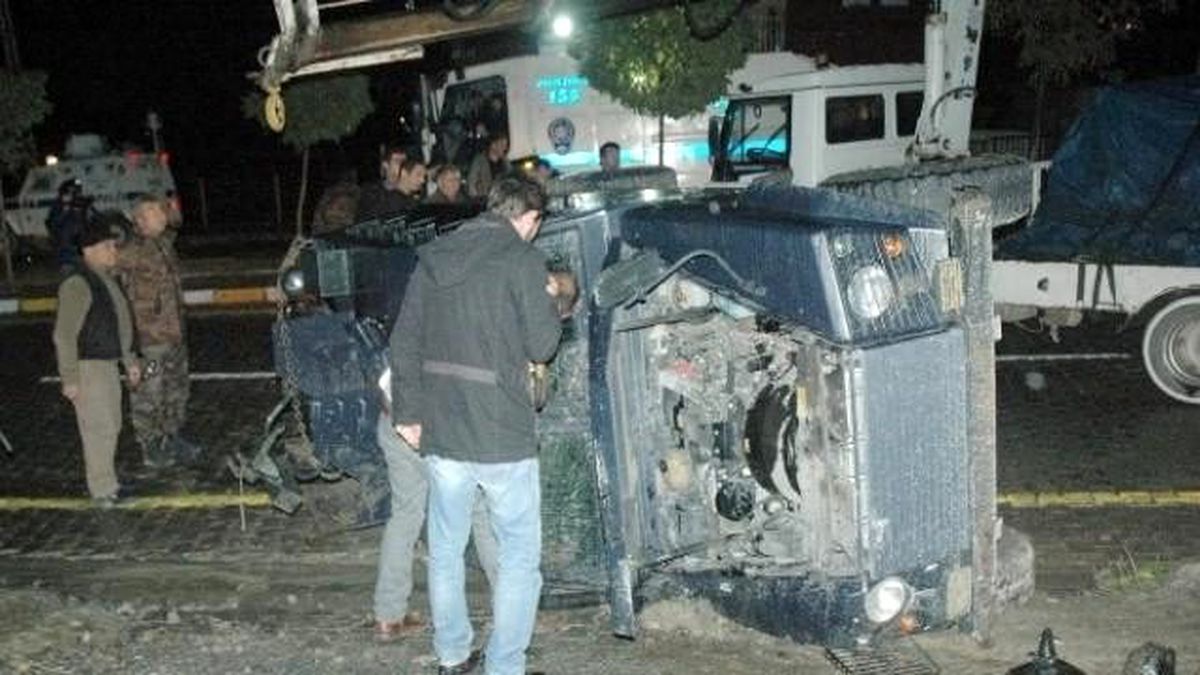 Hakkari\'de Zırhlı Araç Devrildi