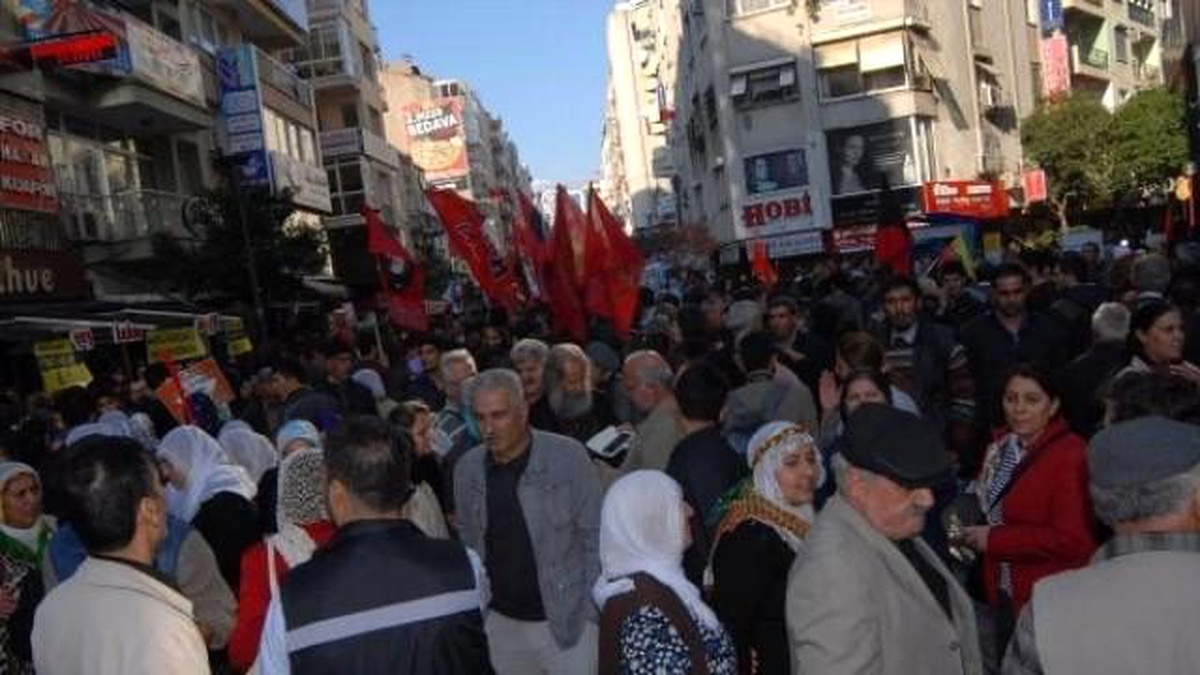 İzmir\'de Kobani\'ye Destek Yürüyüşü
