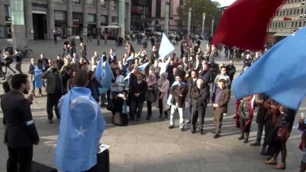 Köln\'de Kobani ve Çin Protestocuları Arasında Gerginlik