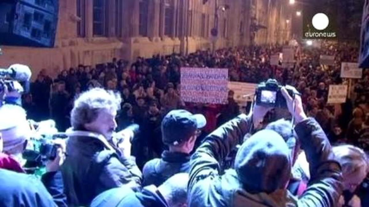 Macaristan\'da Hükumet Geri Adım Attı Protestolar Kutlamaya Dönüştü