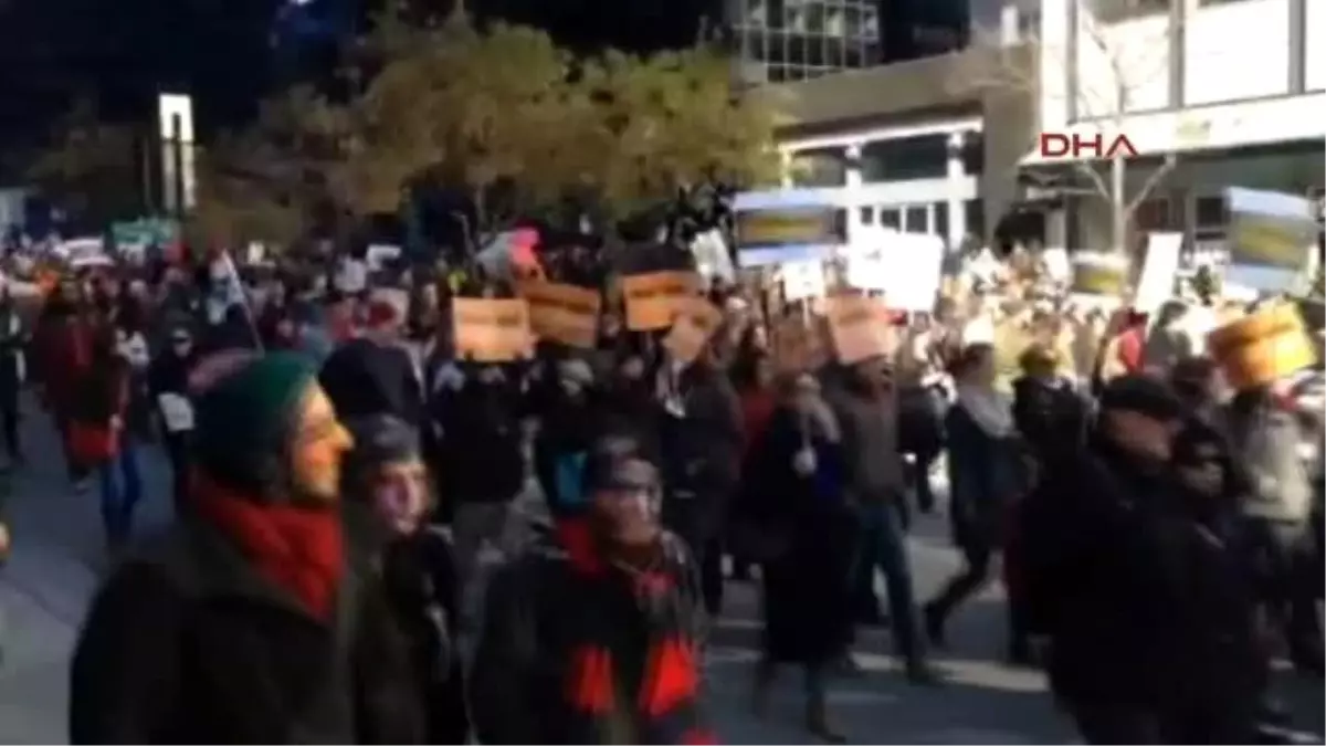 Montreal\'da Hükümeti Protesto Yürüyüşü Düzenlendi