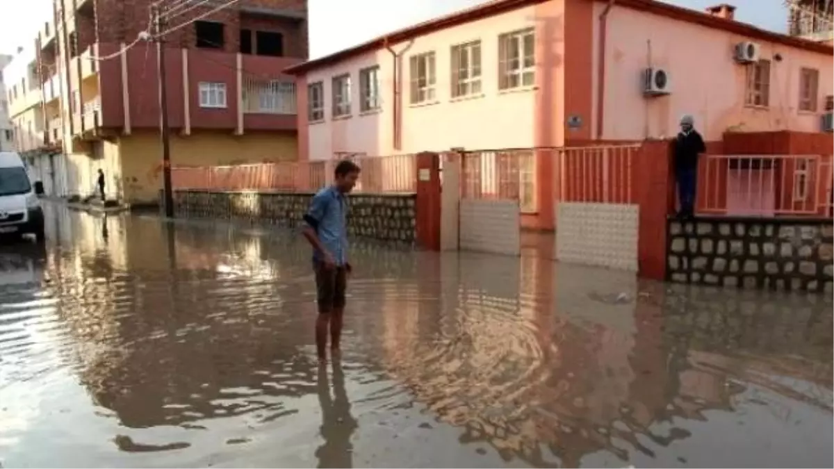 Nusaybin\'de Dolu ve Sağanak Yağış Sele Neden Oldu