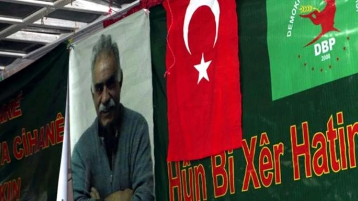 Öcalan Posteri İle Türk Bayrağını Yan Yana Astılar