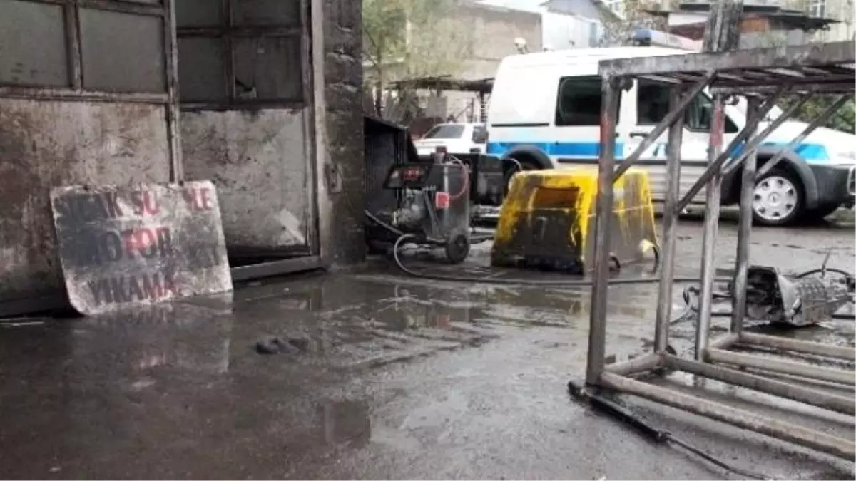 Otomobilin Motorunu Yıkarken 10 Bin Volt Elektriğe Kapıldı