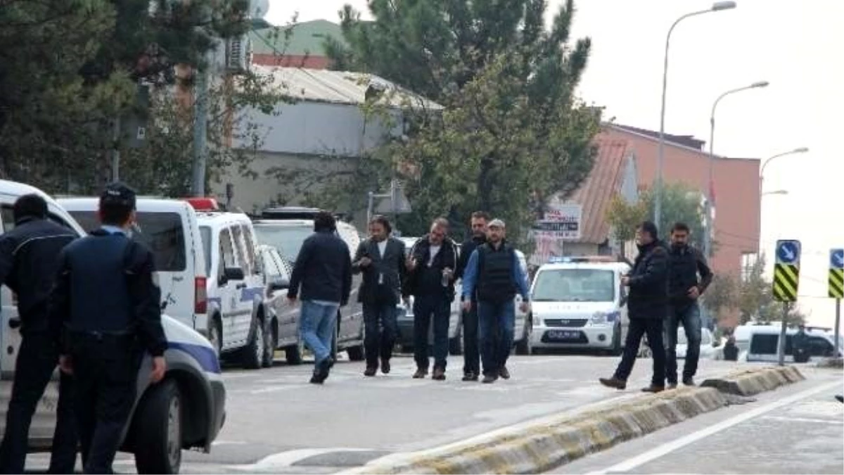 Ümraniye\'de Polisin Silahıyla Dehşet Saçan Şahıs Yakalandı
