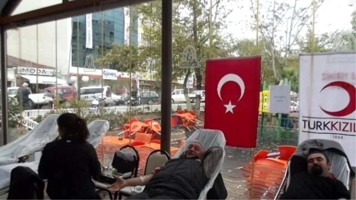 Türk Kızılayından Kan Bağışçılarına Madalya