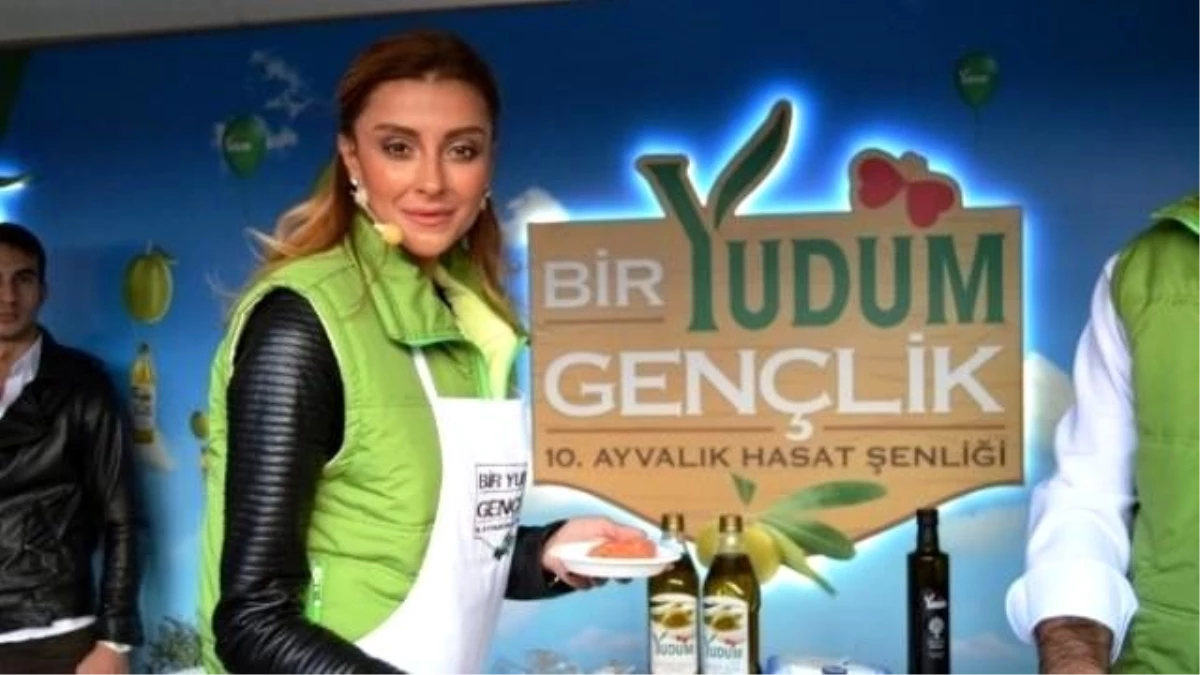 Ünlü Manken Özge Ulusoy Ayvalıklılara Zeytin Yağlı Somon Balığı İkram Etti