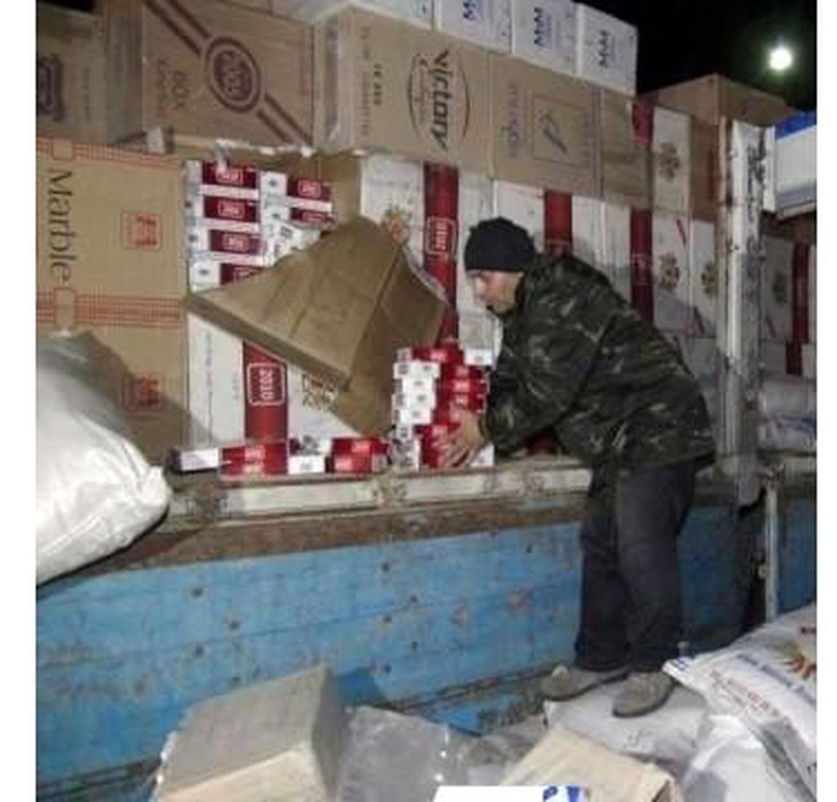Badem Kabuğu Çuvalları Arasında 462 Bin Paket Kaçak Sigara Ele Geçirildi