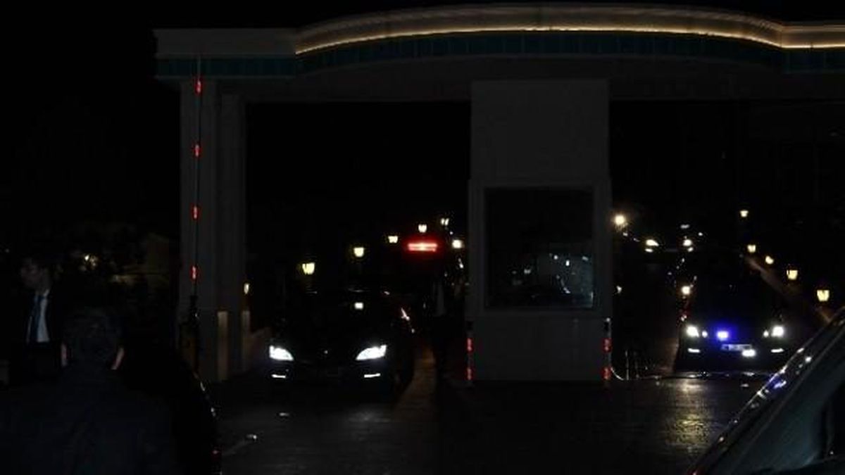 Başbakan Davutoğlu, Afyonkarahisar\'da Eşinin Akrabalarını Ziyaret Etti
