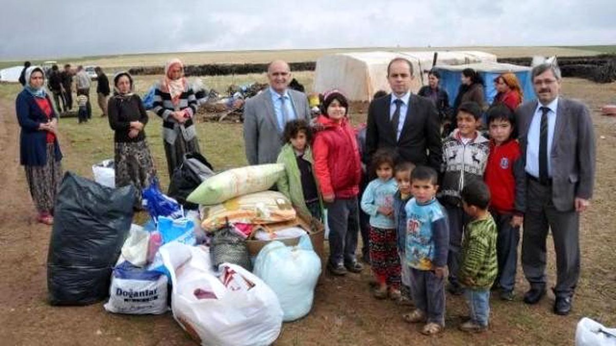 Çadırda Yaşayan Öğrenci Arkadaşlarına Giysi Yardımı Yaptılar