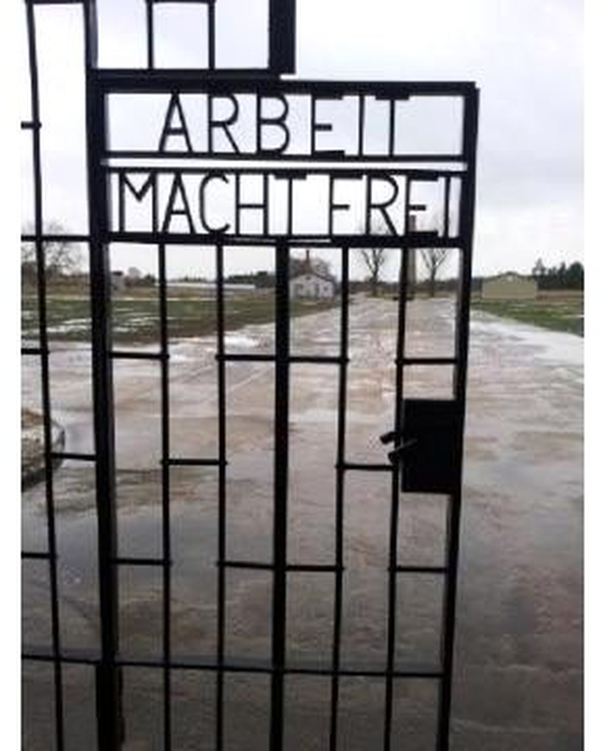 Nazi Toplama Kampının Tarihi Kapısı Çalındı