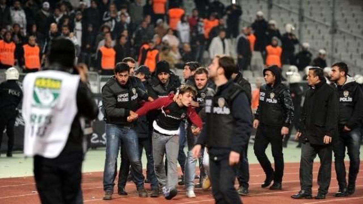Derbi Maçta Sahaya Girmek İsteyen Taraftarı Polis Engelledi
