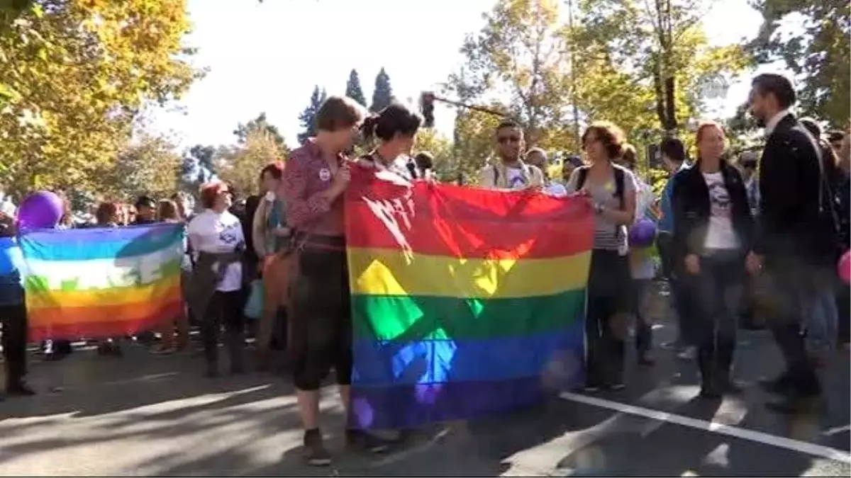 Karadağ\'da Lgbt Yürüyüşü