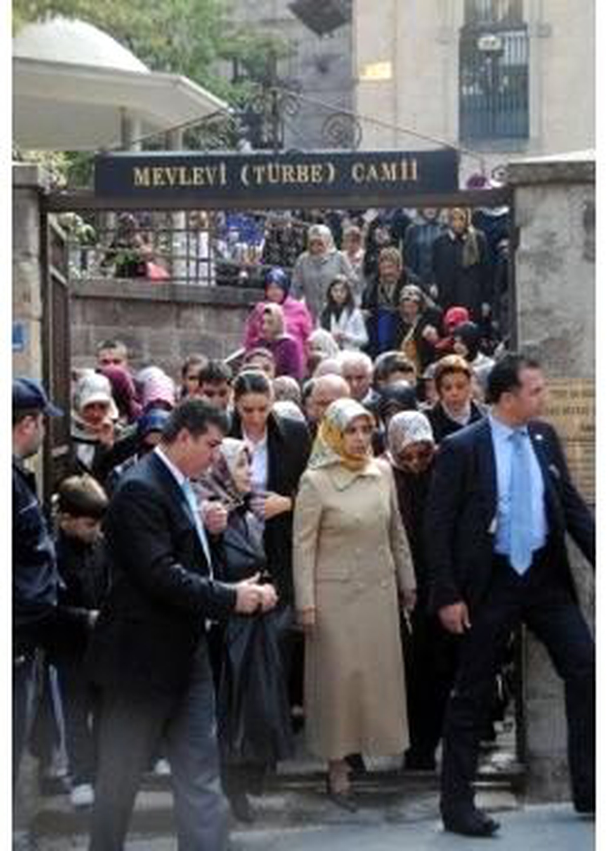 Sare Davutoğlu ve Vekil Eşleri Afyon\'u Gezdi