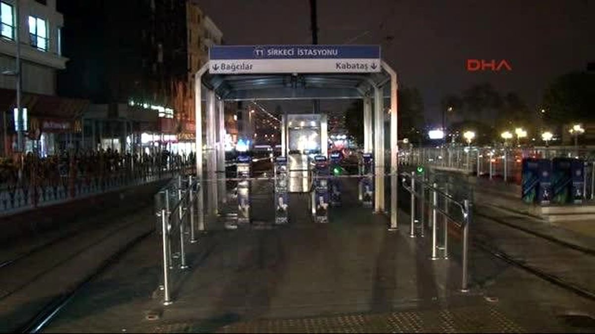 Tramvay Yoluna Ağaç Devrilince Seferler Durduruldu