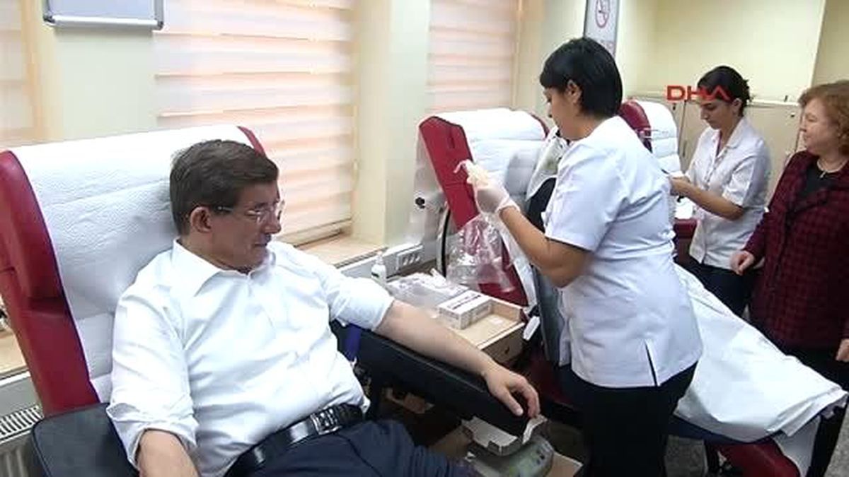Başbakan Davutoğlu, Kan Bağışında Bulundu