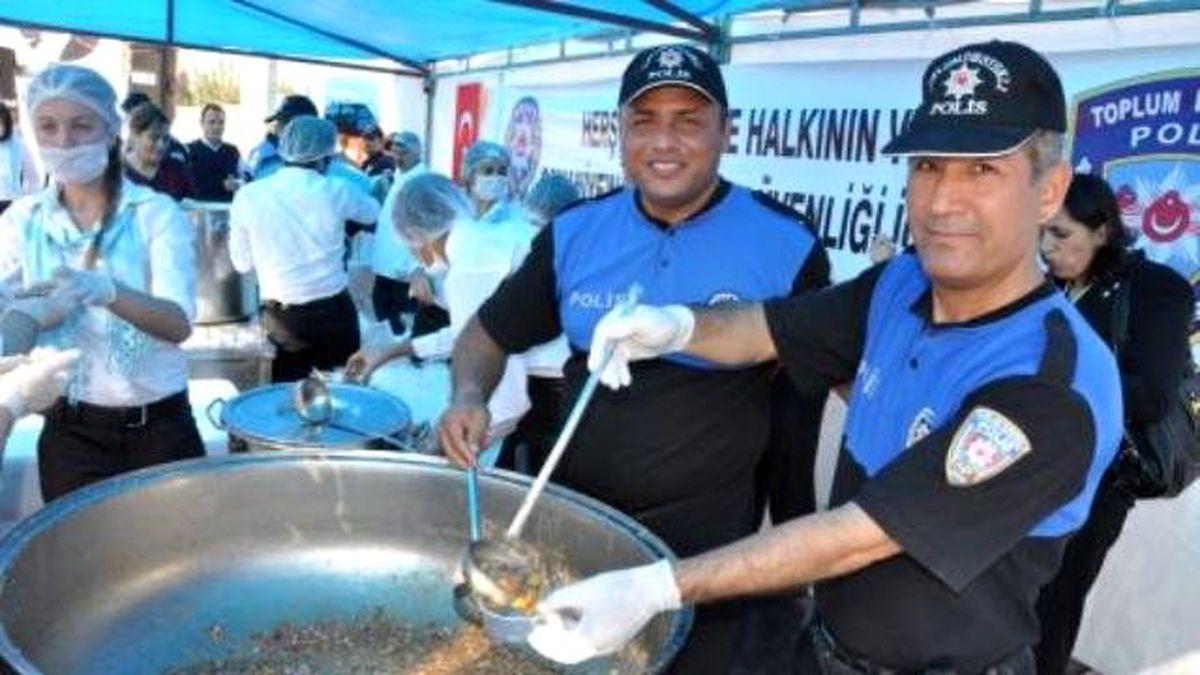 Ağrı\'da Polis 2 Bin Kişiye Aşure Dağıttı