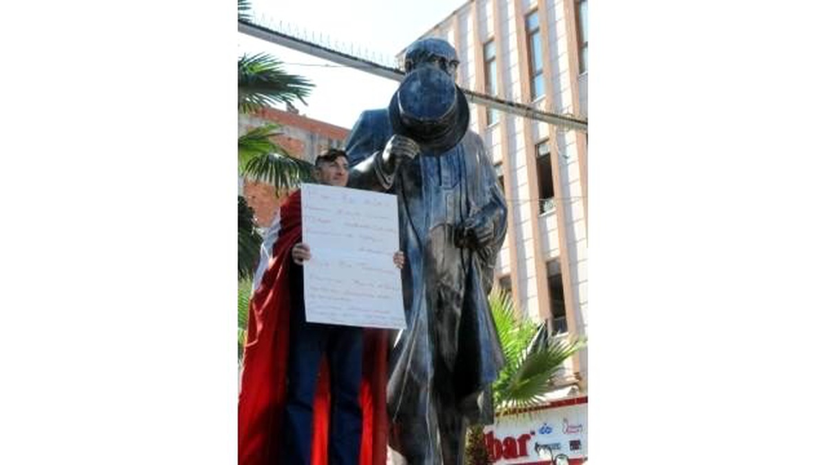 Atatürk Anıtı\'nda Tek Kişilik Protesto
