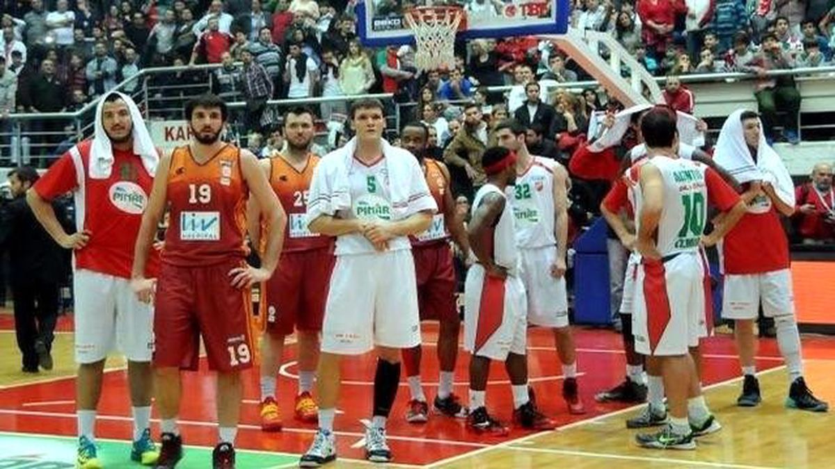 Pınar Karşıyaka\'dan da Hakeme İsyan