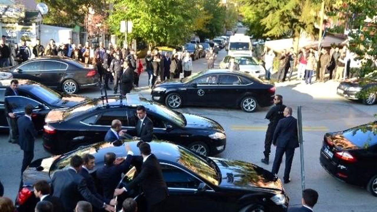 Başbakan Ahmet Davutoğlu ve Eşi, Kan Bağışında Bulundu