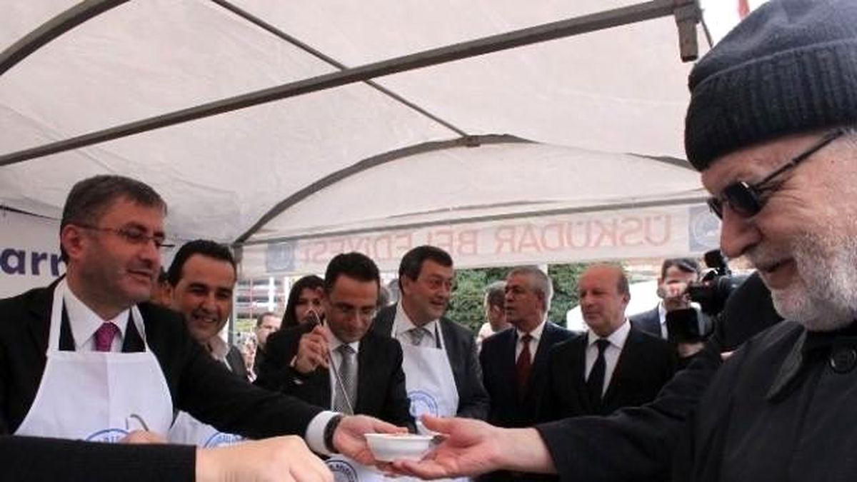 Başkan Türkmen, Validebağ\'daki Eylemcileri Aşure Yemeye Davet Etti