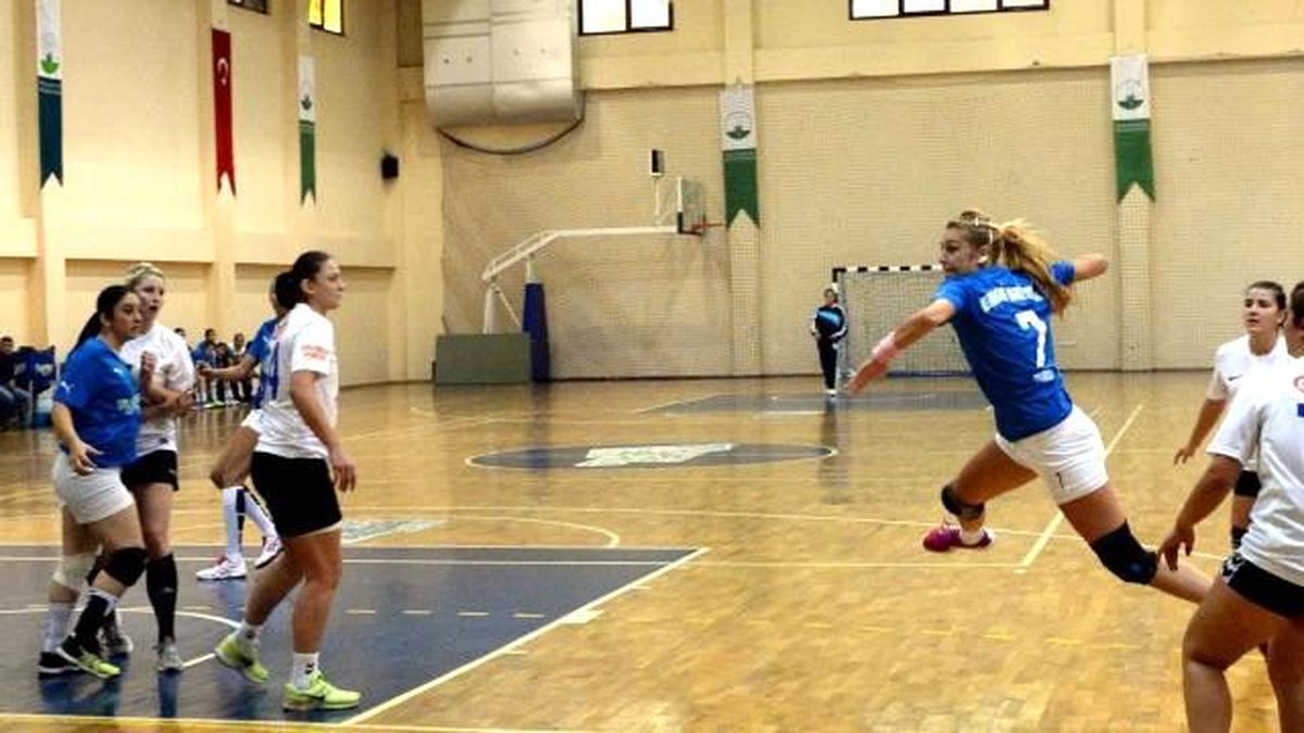 Bayan Hentbolcular Rakip Tanımıyor