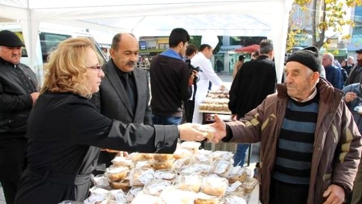 Bolu Belediyesi 10 Bin Kişilik Aşure Dağıttı