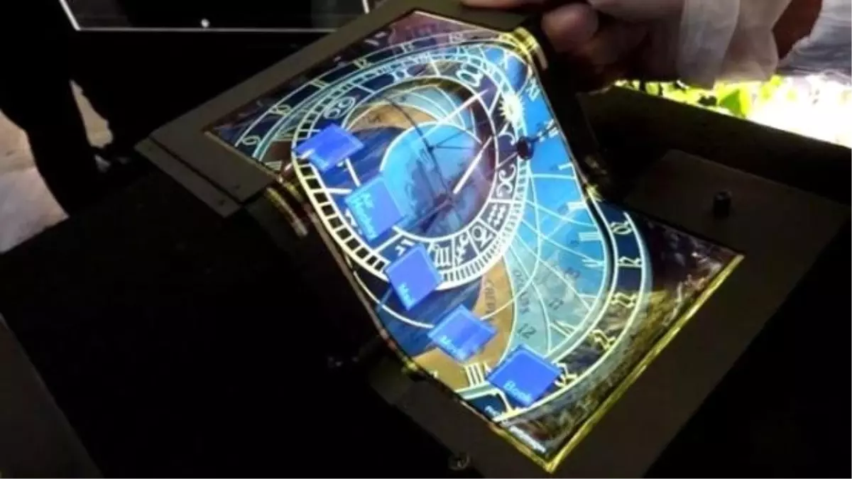 Bu Esnek Tablet Ekranı Üçte Biri Boyuta Katlanıyor