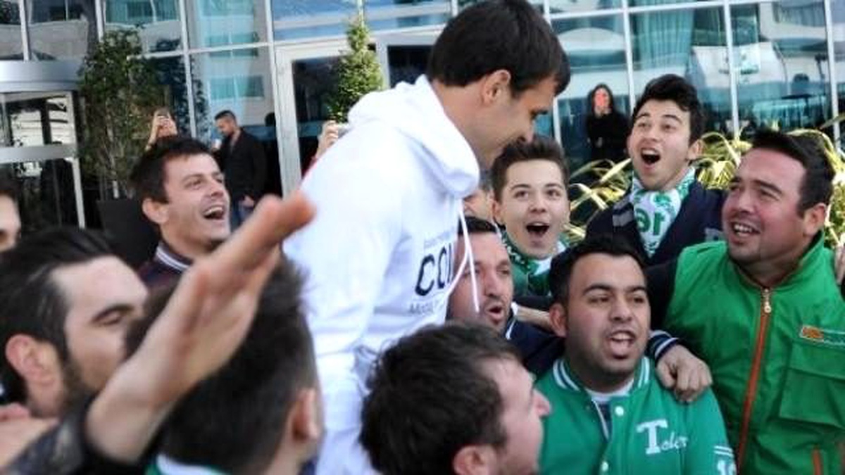 Bursaspor\'un Eski Futbolcusu Batalla Omuzlara Alındı